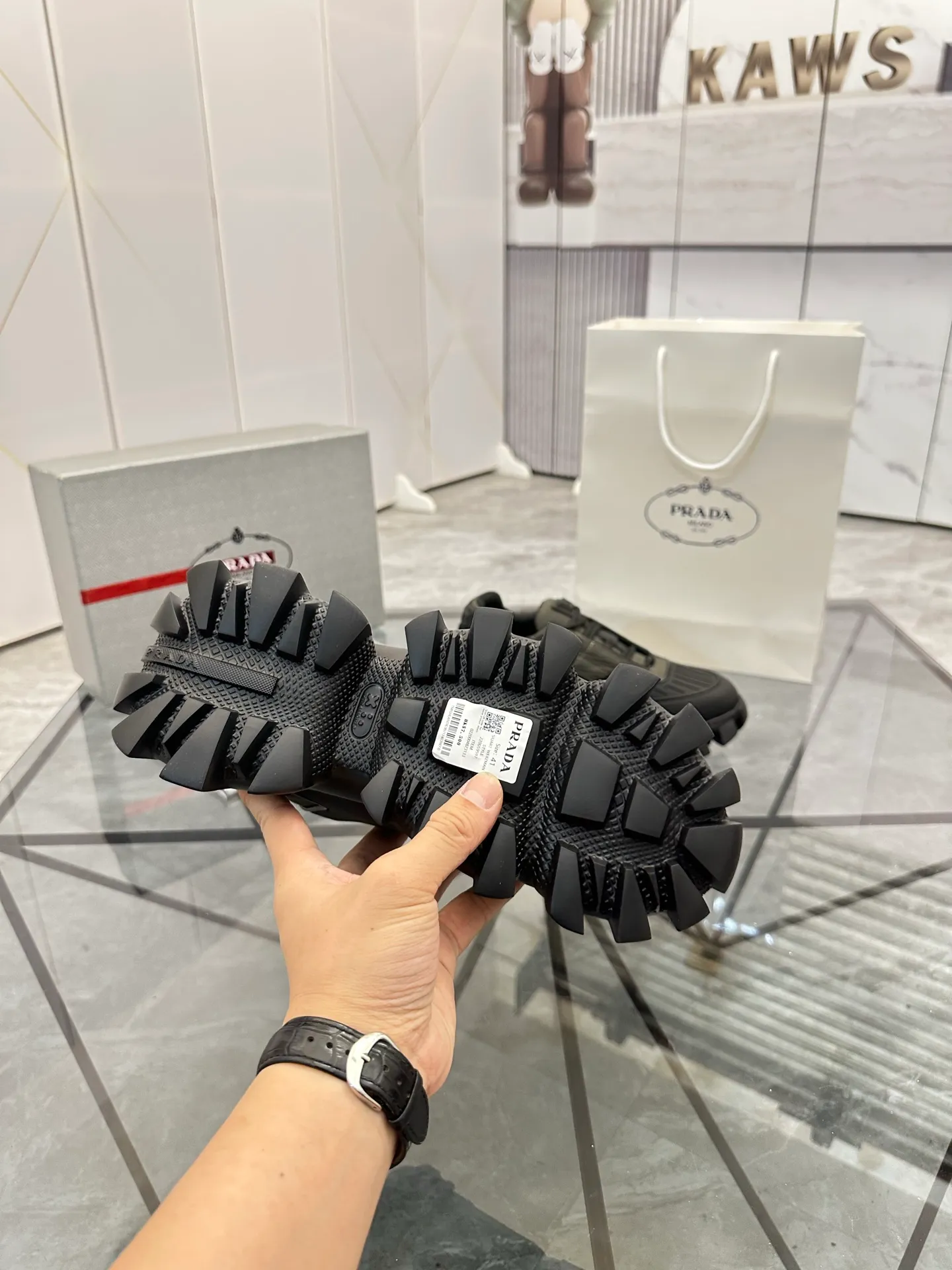 Men's shoes: 💰P540¥ High-end top quality Product trademark: Prada *"Prada*" low-top casual shoes Regular size: 38-45 (can be customized to 46) Product materials: imported breathable fly weave upper, professional glue-making process, breathable lining, cowhide foot pads, original ultra-light foam outsole. No.: 001